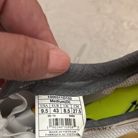 Brooks Wire v5 Track Spike Running Shoes, White/Gold - Picture 7 of 9